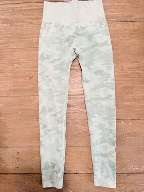 Women's High-Waist Seamless Leggings - Light Sage Camo